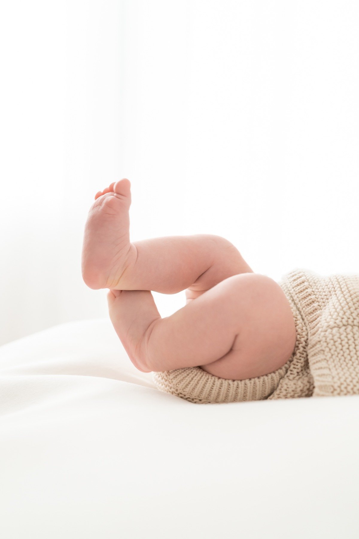 Jambes et pieds d'un bébé nouveau-né